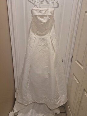 Classic Embroidered Satin Wedding Dress – Size 12 – Ivory – Elegant A-Line